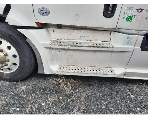 FREIGHTLINER CASCADIA 126 CAB SKIRT/SIDE FAIRING