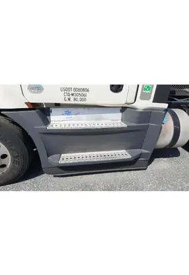FREIGHTLINER CASCADIA 126 CAB SKIRT/SIDE FAIRING