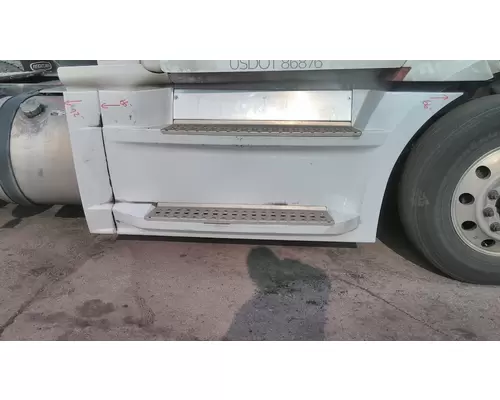 FREIGHTLINER CASCADIA 126 CAB SKIRTSIDE FAIRING