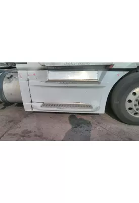 FREIGHTLINER CASCADIA 126 CAB SKIRT/SIDE FAIRING