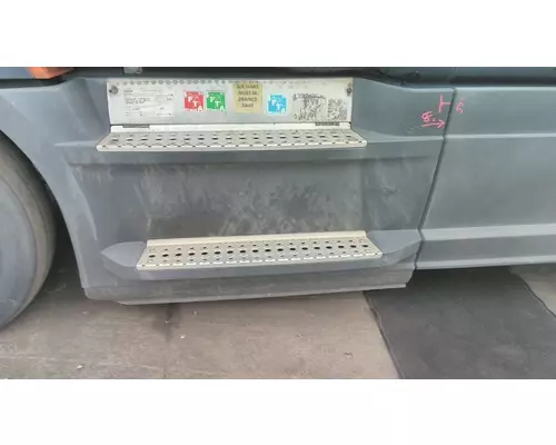 FREIGHTLINER CASCADIA 126 CAB SKIRTSIDE FAIRING