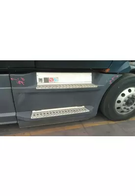 FREIGHTLINER CASCADIA 126 CAB SKIRT/SIDE FAIRING
