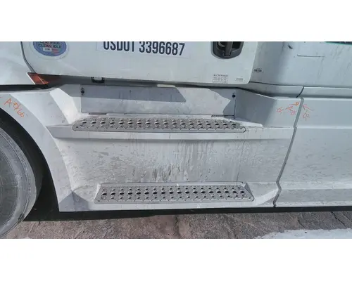 FREIGHTLINER CASCADIA 126 CAB SKIRTSIDE FAIRING