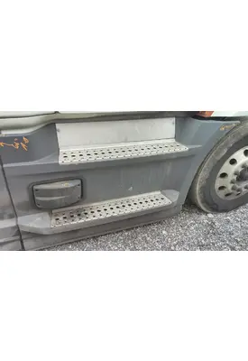 FREIGHTLINER CASCADIA 126 CAB SKIRT/SIDE FAIRING