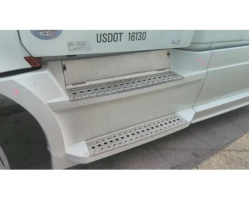 FREIGHTLINER CASCADIA 126 CAB SKIRTSIDE FAIRING