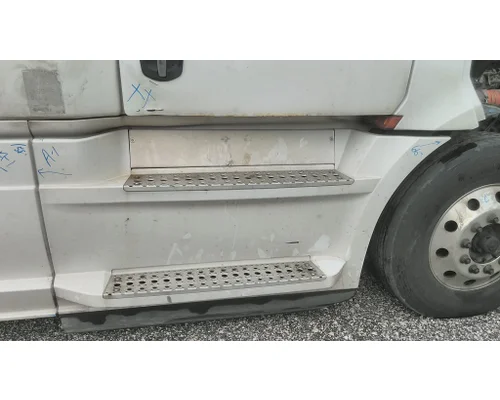 FREIGHTLINER CASCADIA 126 CAB SKIRT/SIDE FAIRING