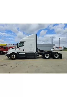 FREIGHTLINER CASCADIA 126 CAB SKIRT/SIDE FAIRING