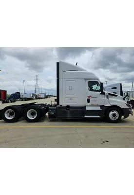 FREIGHTLINER CASCADIA 126 CAB SKIRT/SIDE FAIRING