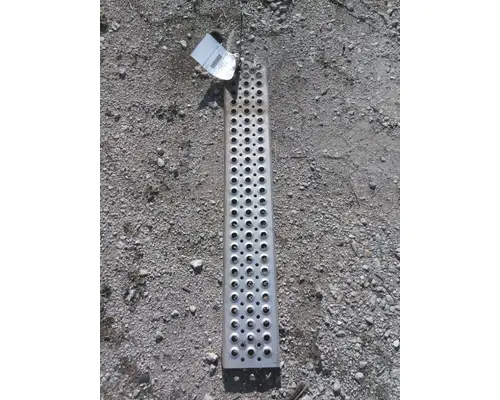 FREIGHTLINER CASCADIA 126 CAB STEP