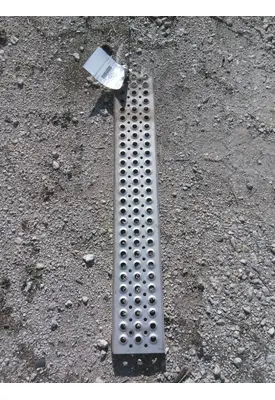 FREIGHTLINER CASCADIA 126 CAB STEP