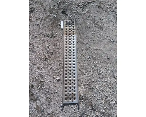 FREIGHTLINER CASCADIA 126 CAB STEP