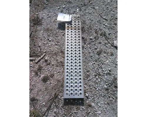 FREIGHTLINER CASCADIA 126 CAB STEP