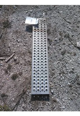 FREIGHTLINER CASCADIA 126 CAB STEP