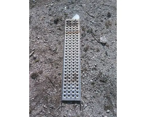 FREIGHTLINER CASCADIA 126 CAB STEP