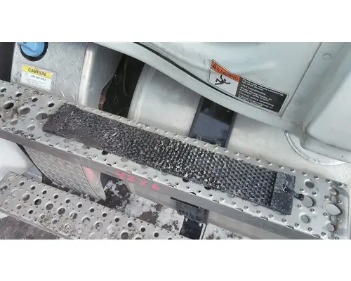 FREIGHTLINER CASCADIA 126 CAB STEP
