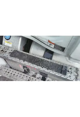 FREIGHTLINER CASCADIA 126 CAB STEP