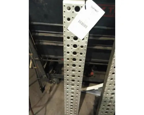 FREIGHTLINER CASCADIA 126 CAB STEP