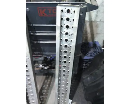 FREIGHTLINER CASCADIA 126 CAB STEP