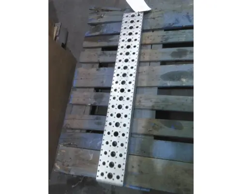 FREIGHTLINER CASCADIA 126 CAB STEP