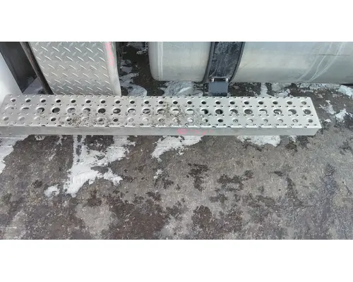 FREIGHTLINER CASCADIA 126 CAB STEP