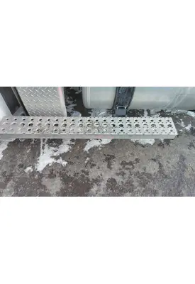 FREIGHTLINER CASCADIA 126 CAB STEP