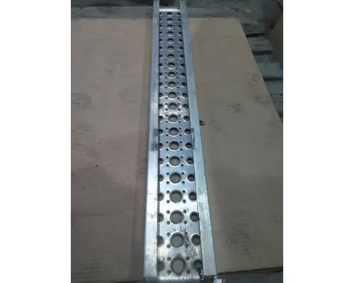 FREIGHTLINER CASCADIA 126 CAB STEP