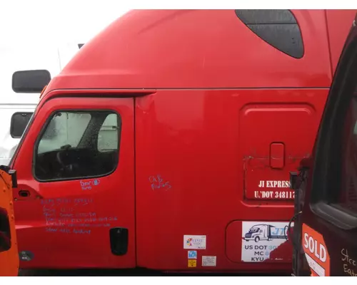 FREIGHTLINER CASCADIA 126 CAB