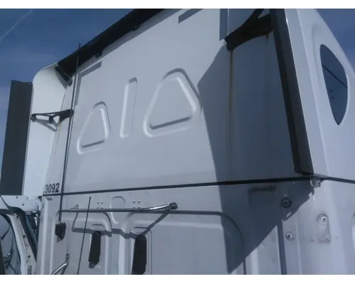 FREIGHTLINER CASCADIA 126 CAB