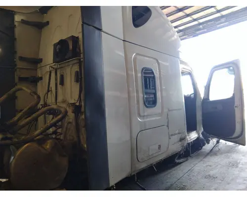 FREIGHTLINER CASCADIA 126 CAB