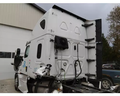 FREIGHTLINER CASCADIA 126 CAB