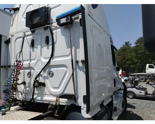 FREIGHTLINER CASCADIA 126 CAB