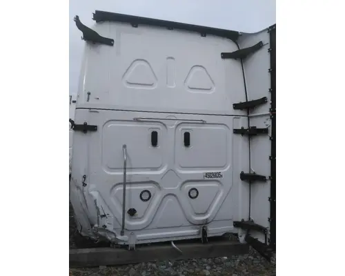 FREIGHTLINER CASCADIA 126 CAB