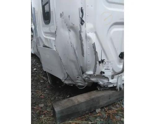 FREIGHTLINER CASCADIA 126 CAB