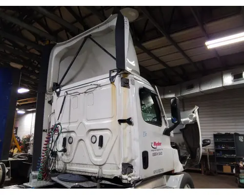 FREIGHTLINER CASCADIA 126 CAB