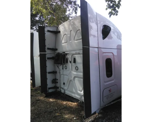 FREIGHTLINER CASCADIA 126 CAB