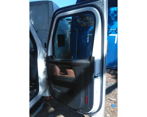 FREIGHTLINER CASCADIA 126 CAB