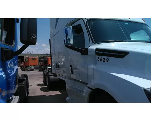 FREIGHTLINER CASCADIA 126 CAB