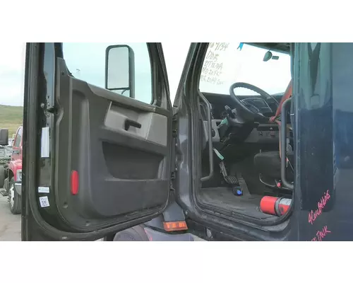 FREIGHTLINER CASCADIA 126 CAB