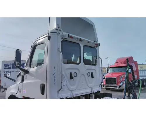 FREIGHTLINER CASCADIA 126 CAB