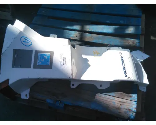 FREIGHTLINER CASCADIA 126 COWL