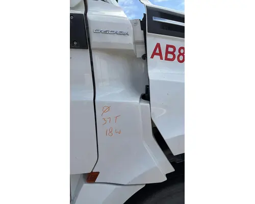 FREIGHTLINER CASCADIA 126 COWL