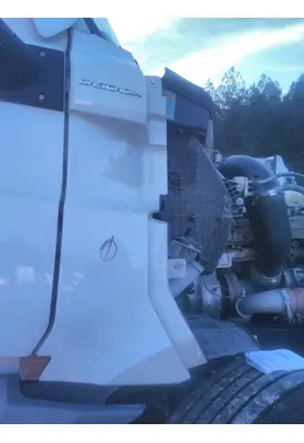 FREIGHTLINER CASCADIA 126 COWL