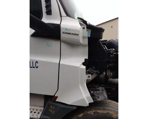 FREIGHTLINER CASCADIA 126 COWL
