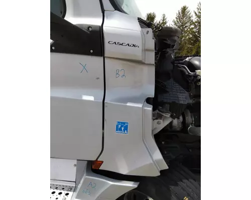 FREIGHTLINER CASCADIA 126 COWL