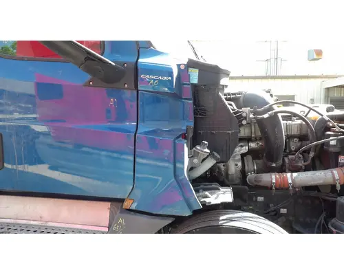 FREIGHTLINER CASCADIA 126 COWL