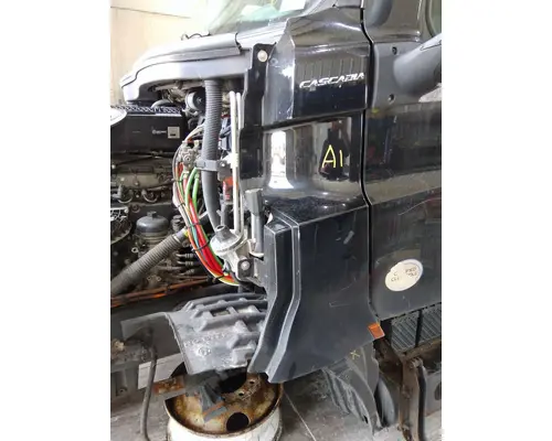 FREIGHTLINER CASCADIA 126 COWL