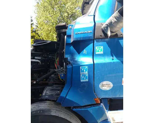 FREIGHTLINER CASCADIA 126 COWL