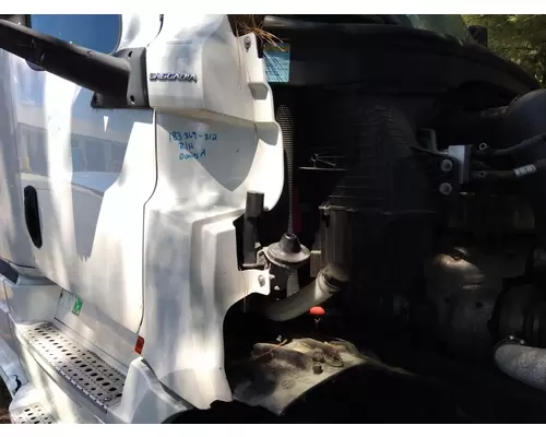 FREIGHTLINER CASCADIA 126 COWL
