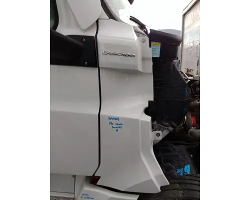 FREIGHTLINER CASCADIA 126 COWL