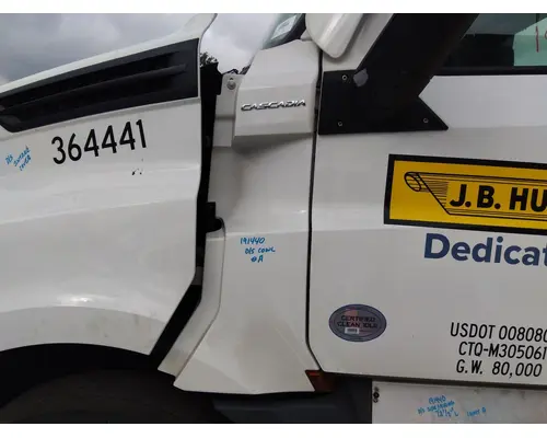 FREIGHTLINER CASCADIA 126 COWL